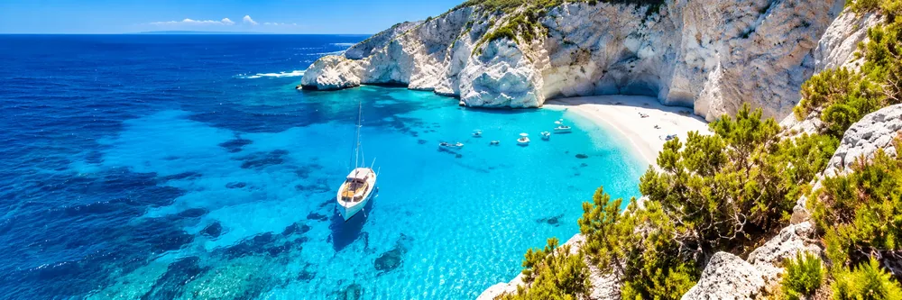 Felsbucht mit türkisblauem Meer in Griechenland